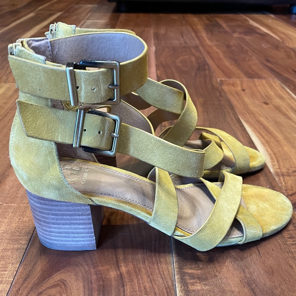 Gianni Bini yellow strappy sandals - Picture 2 of 3